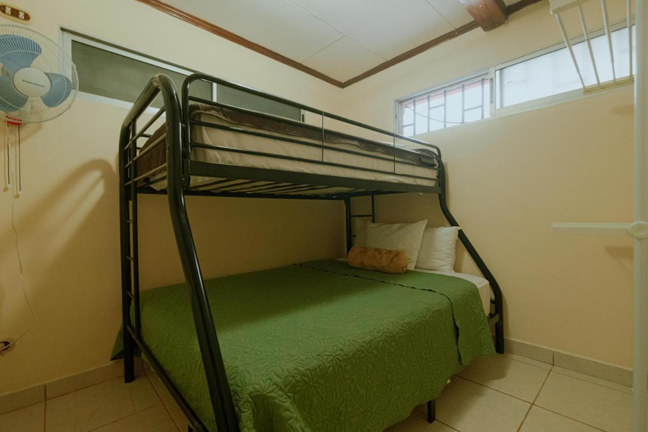 Quepos Inn Bagian luar foto